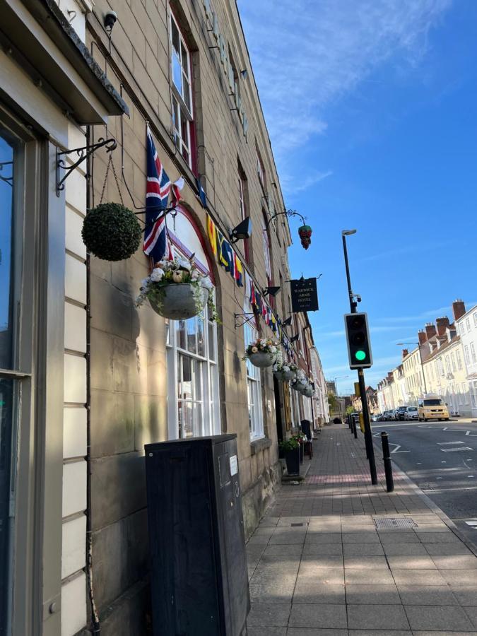 The Warwick Arms Hotel Buitenkant foto
