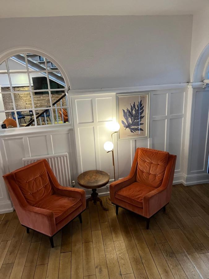 The Warwick Arms Hotel Buitenkant foto