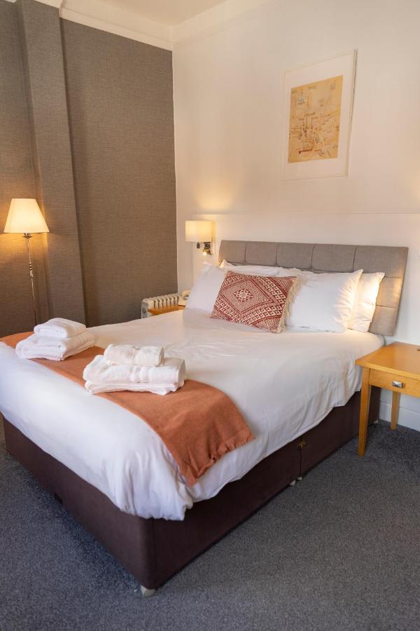 The Warwick Arms Hotel Buitenkant foto