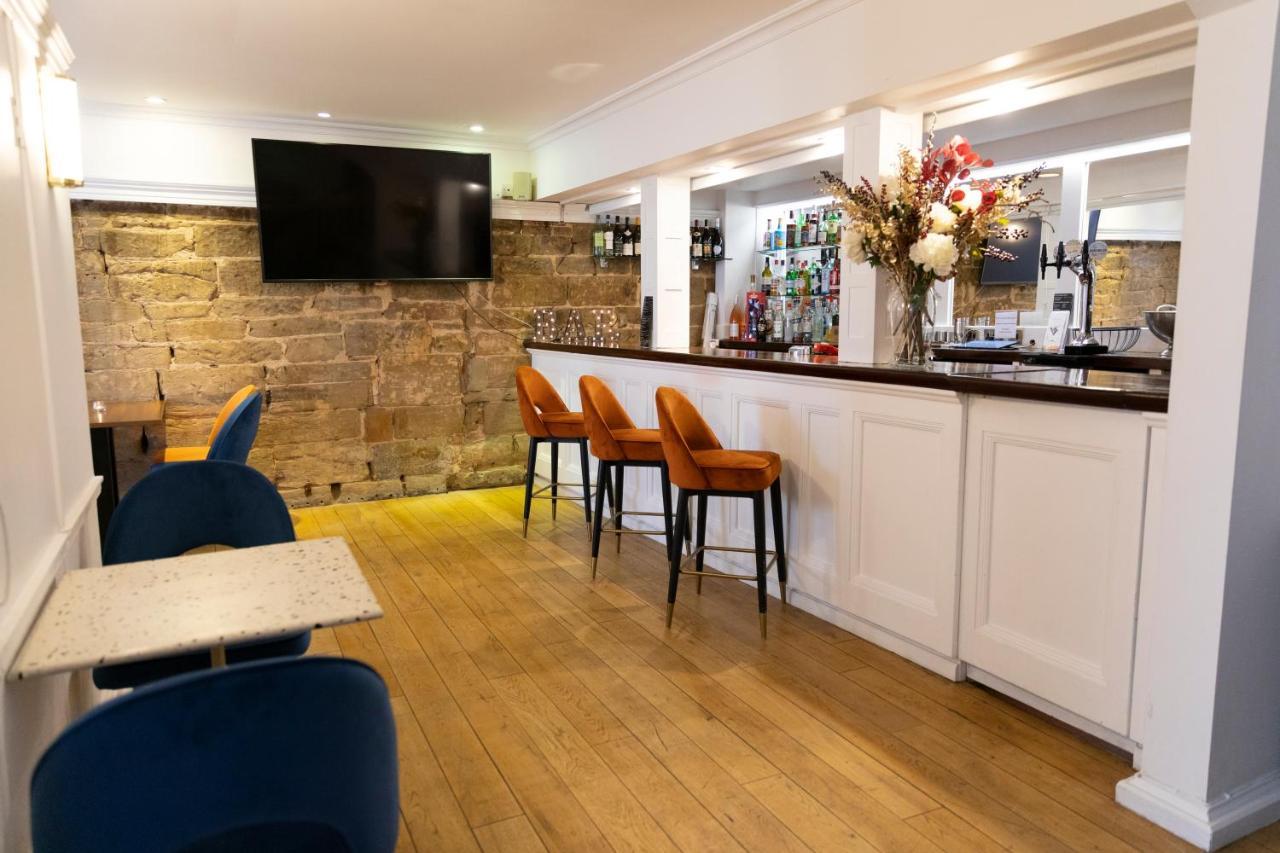 The Warwick Arms Hotel Buitenkant foto