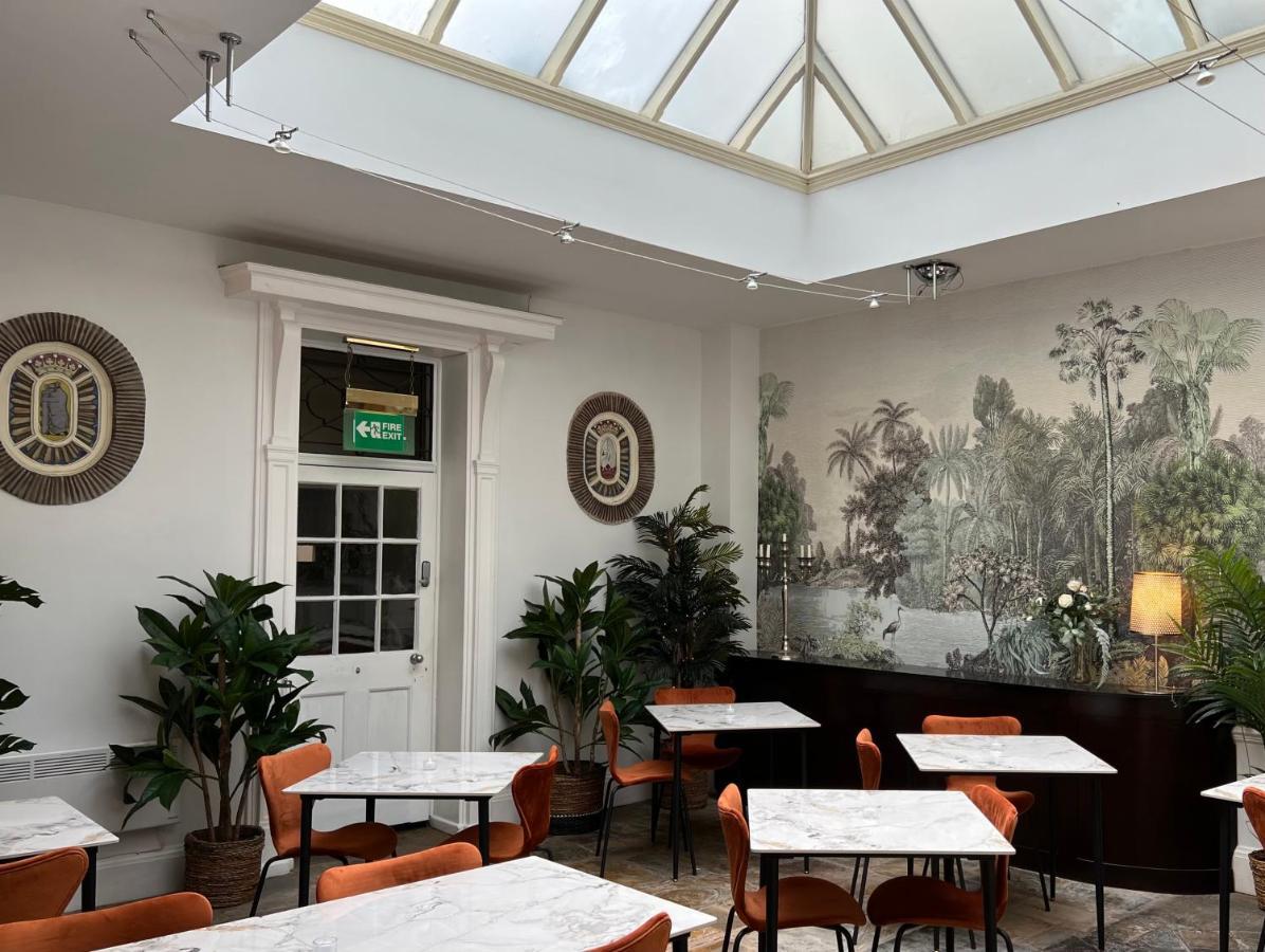 The Warwick Arms Hotel Buitenkant foto