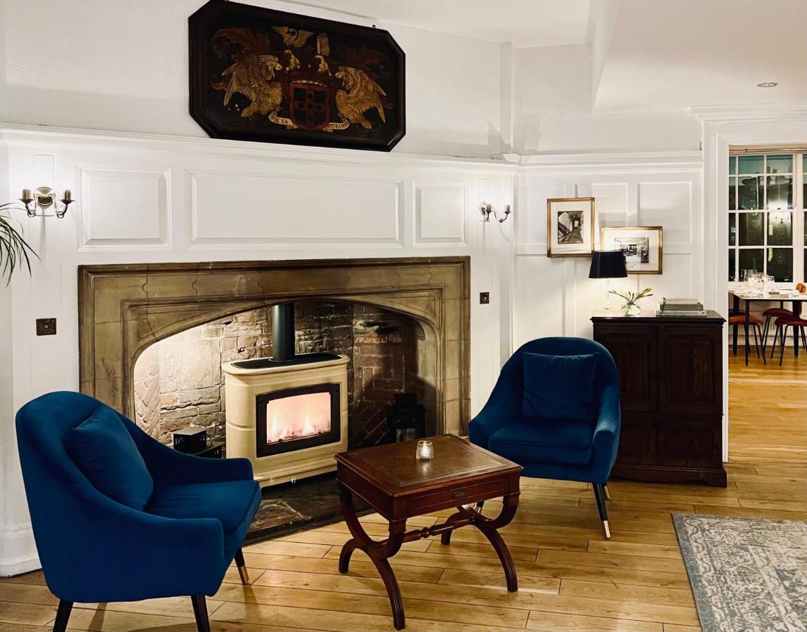 The Warwick Arms Hotel Buitenkant foto