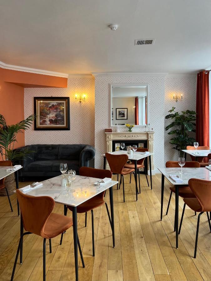 The Warwick Arms Hotel Buitenkant foto