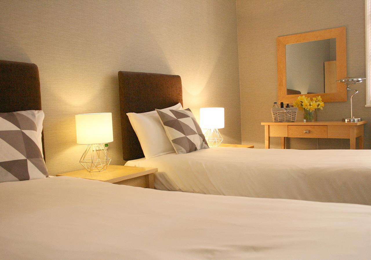 The Warwick Arms Hotel Buitenkant foto