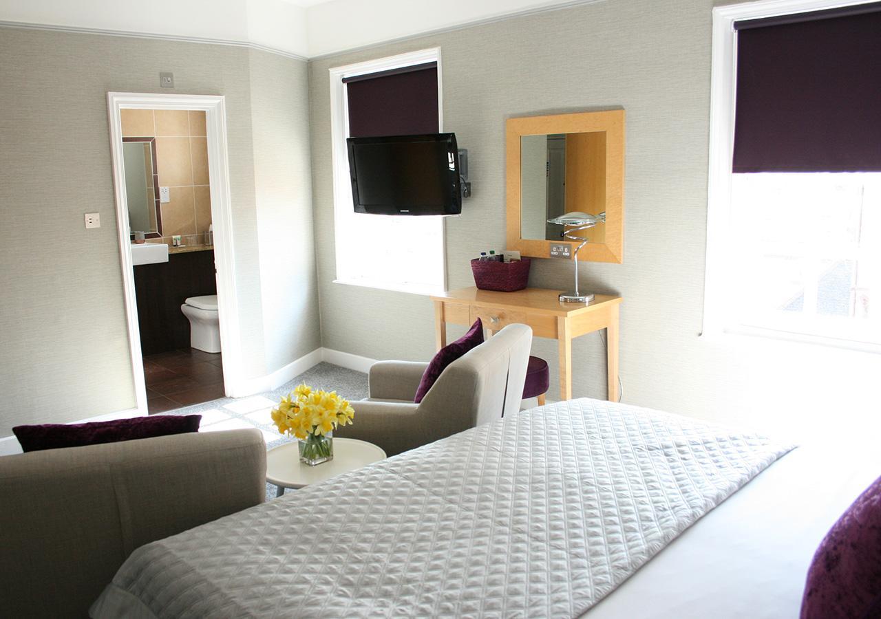 The Warwick Arms Hotel Buitenkant foto