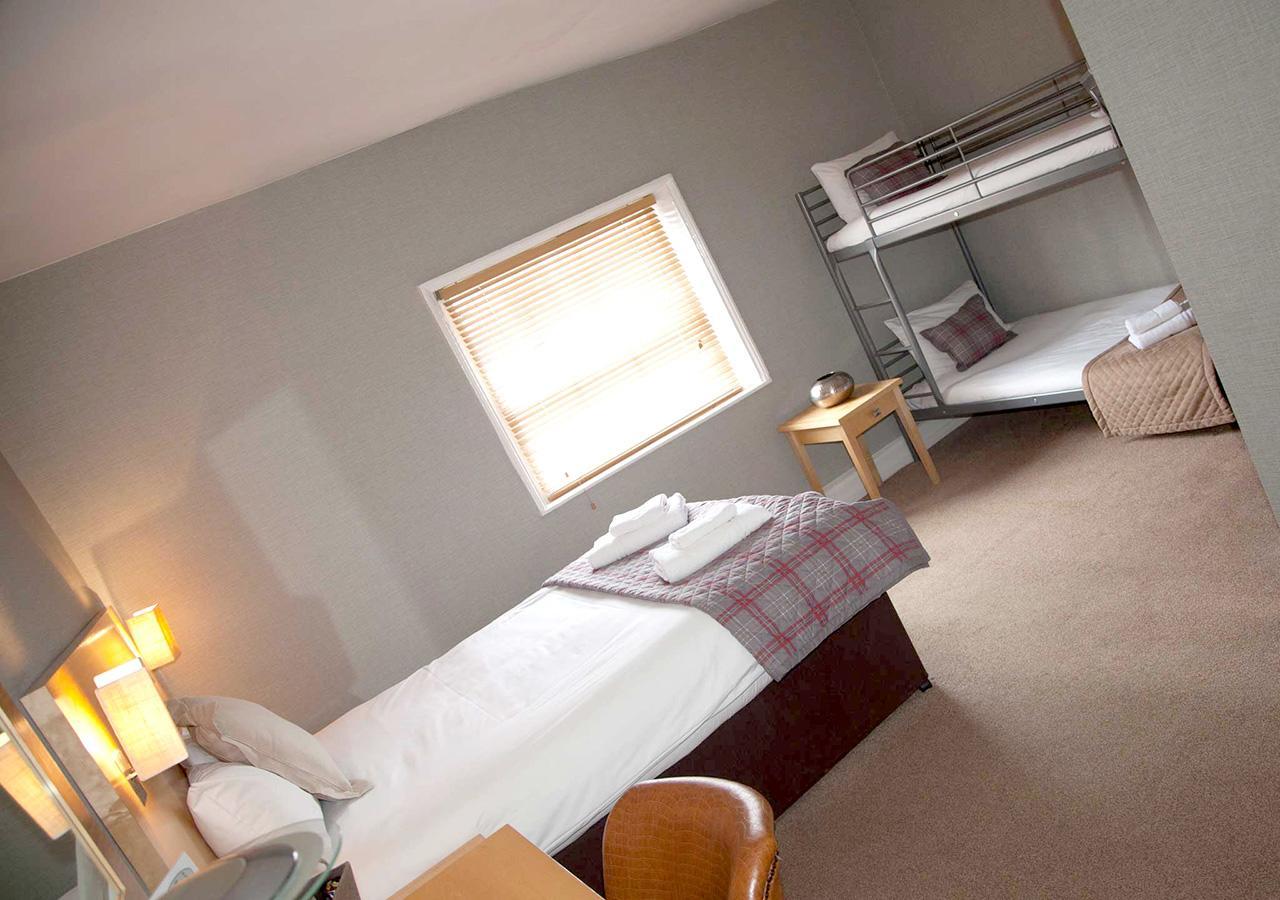 The Warwick Arms Hotel Buitenkant foto