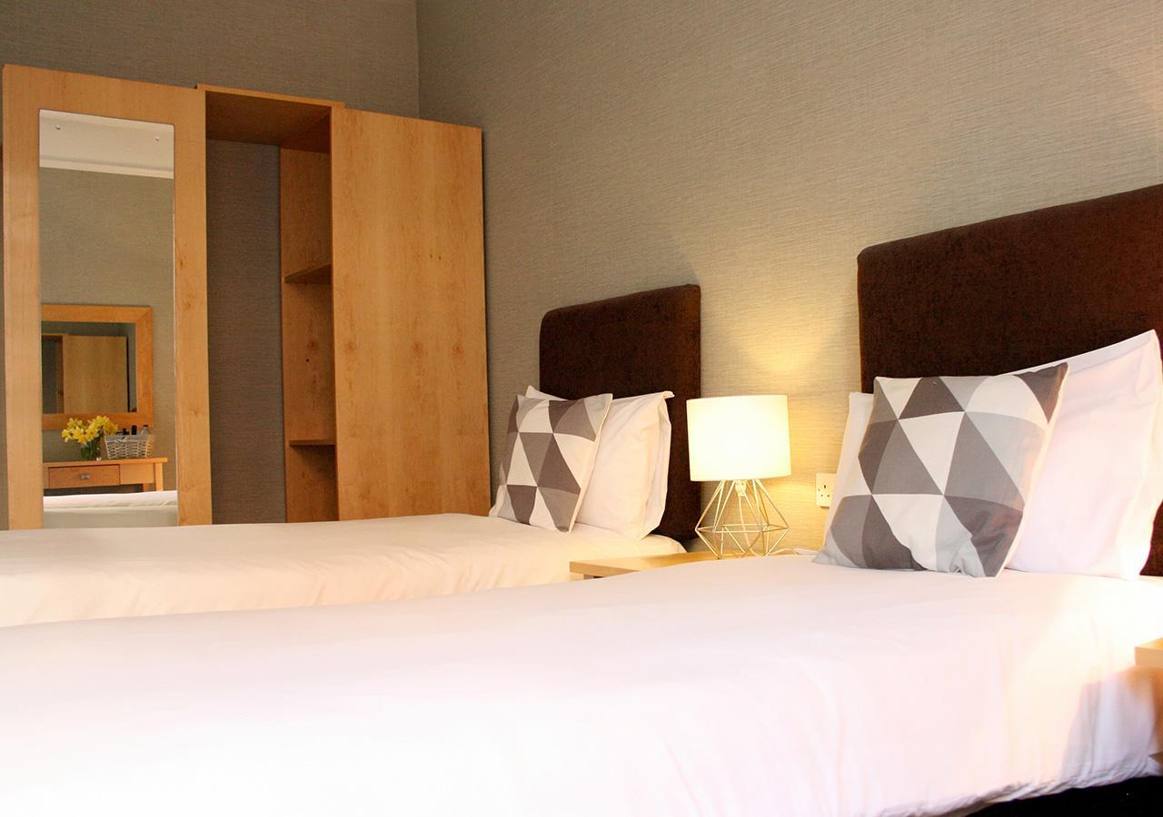 The Warwick Arms Hotel Buitenkant foto