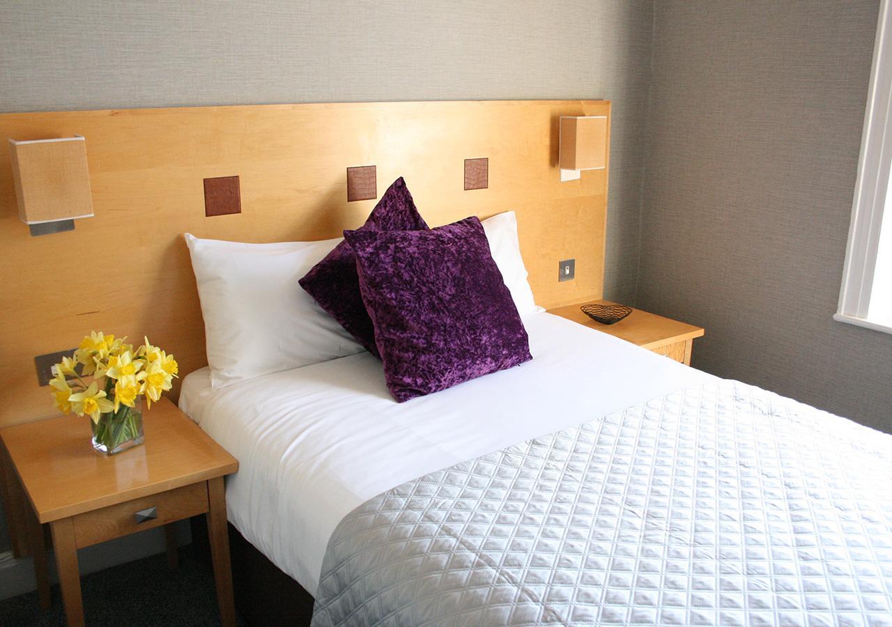 The Warwick Arms Hotel Buitenkant foto