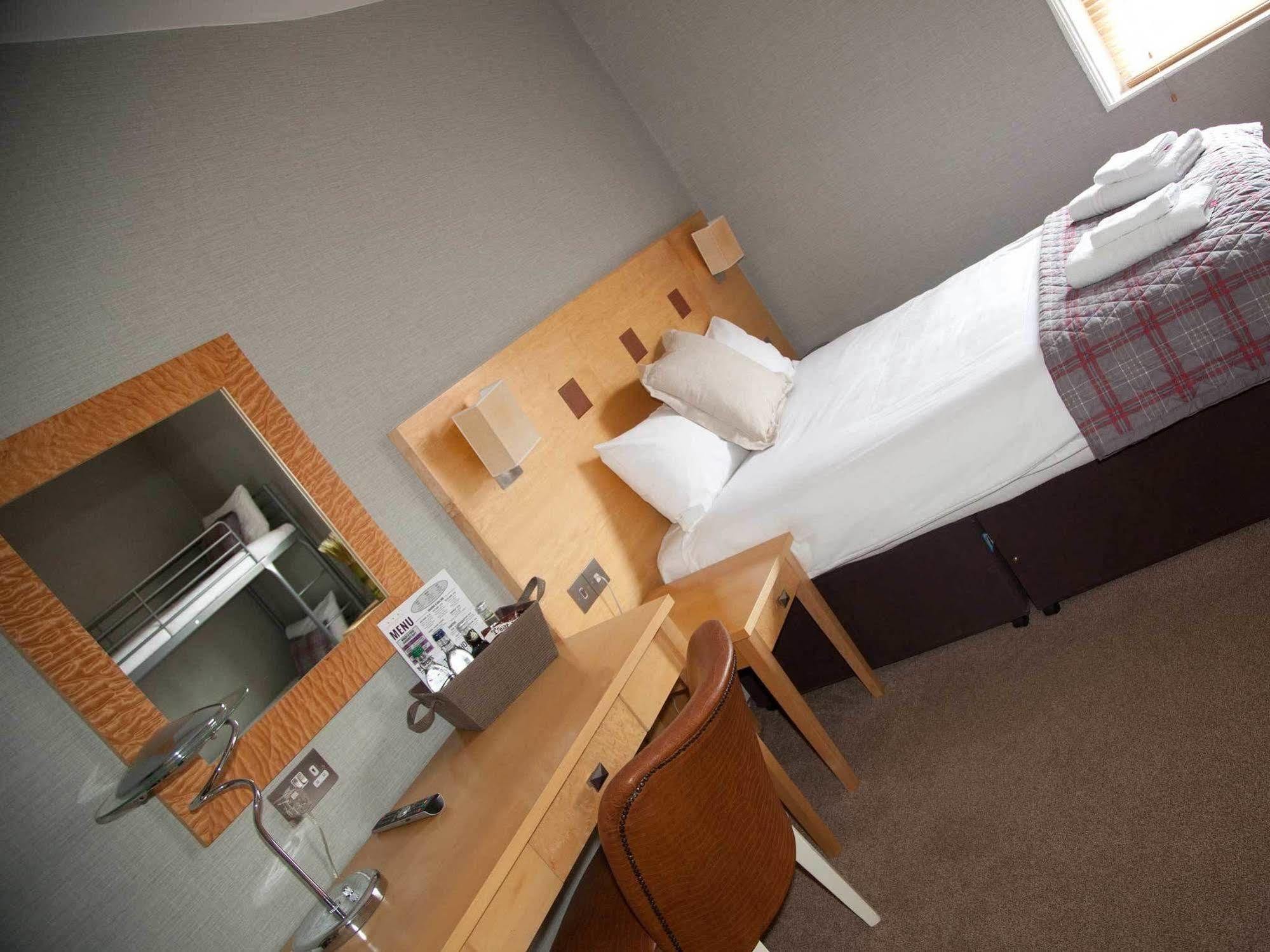 The Warwick Arms Hotel Buitenkant foto