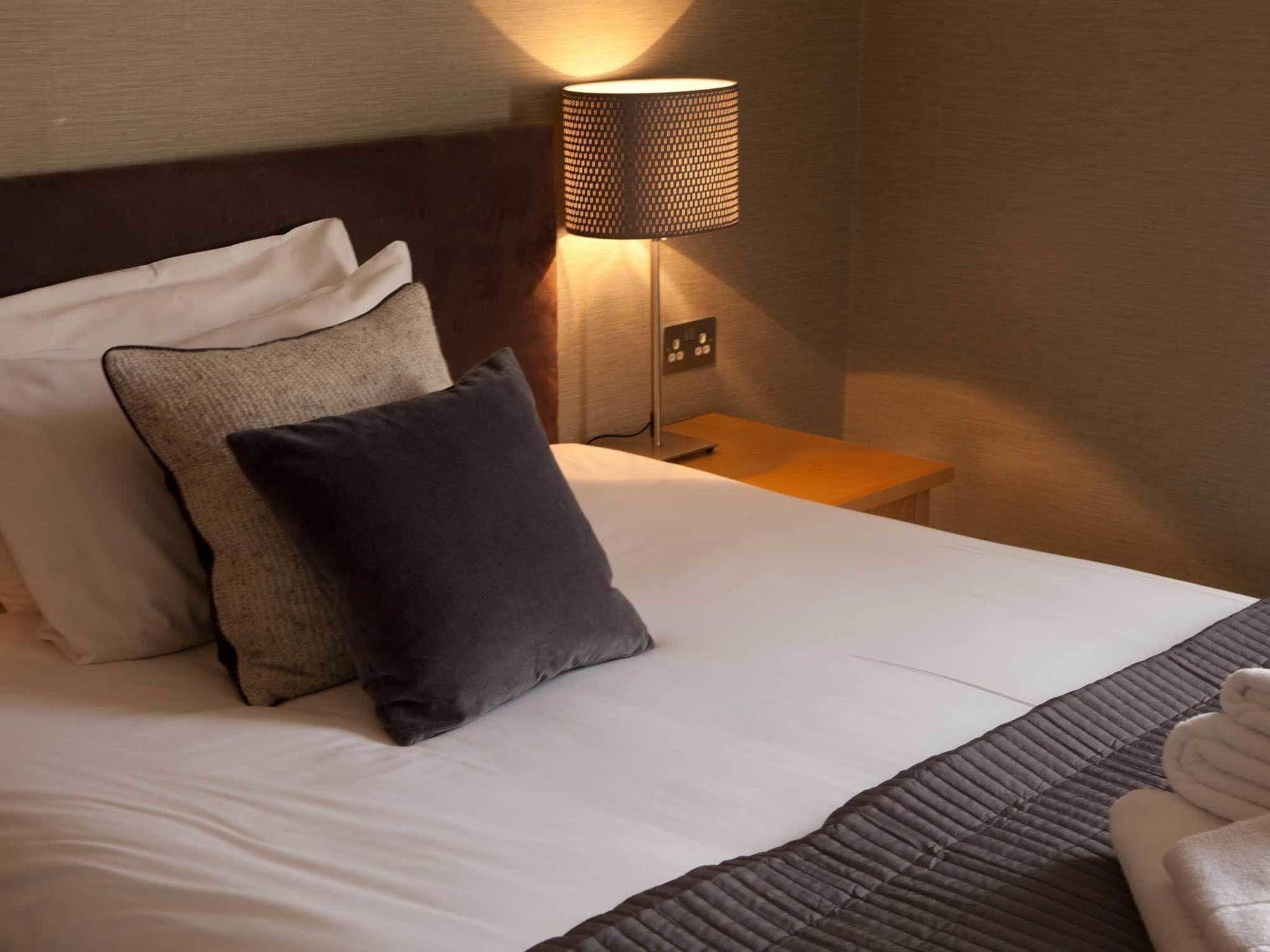 The Warwick Arms Hotel Buitenkant foto