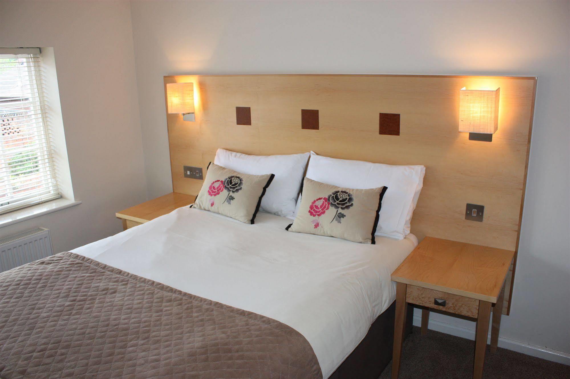 The Warwick Arms Hotel Buitenkant foto