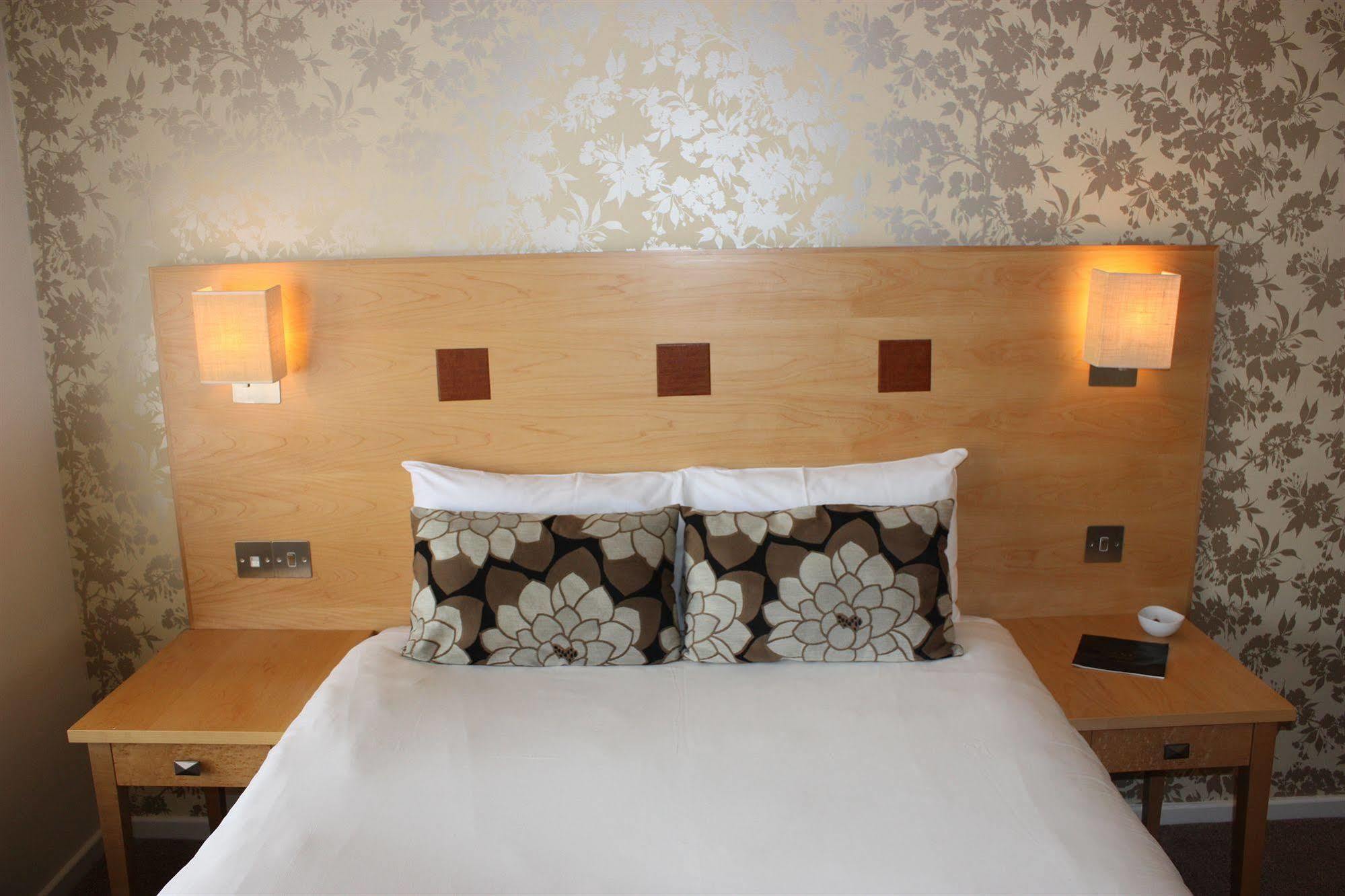 The Warwick Arms Hotel Buitenkant foto