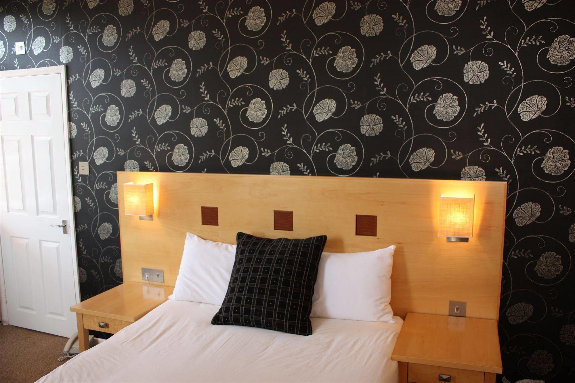 The Warwick Arms Hotel Buitenkant foto
