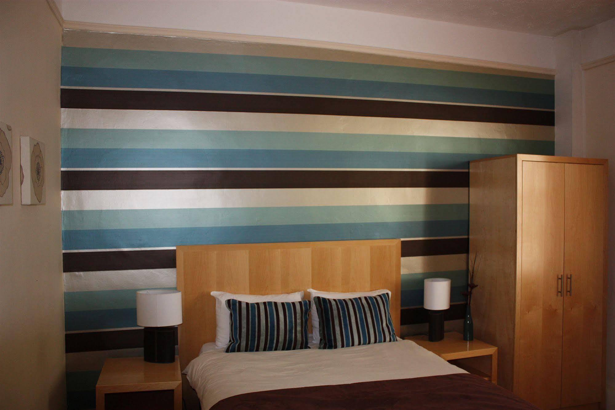 The Warwick Arms Hotel Buitenkant foto