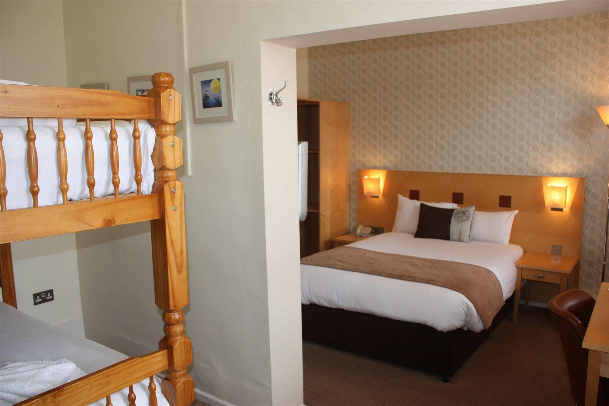 The Warwick Arms Hotel Buitenkant foto