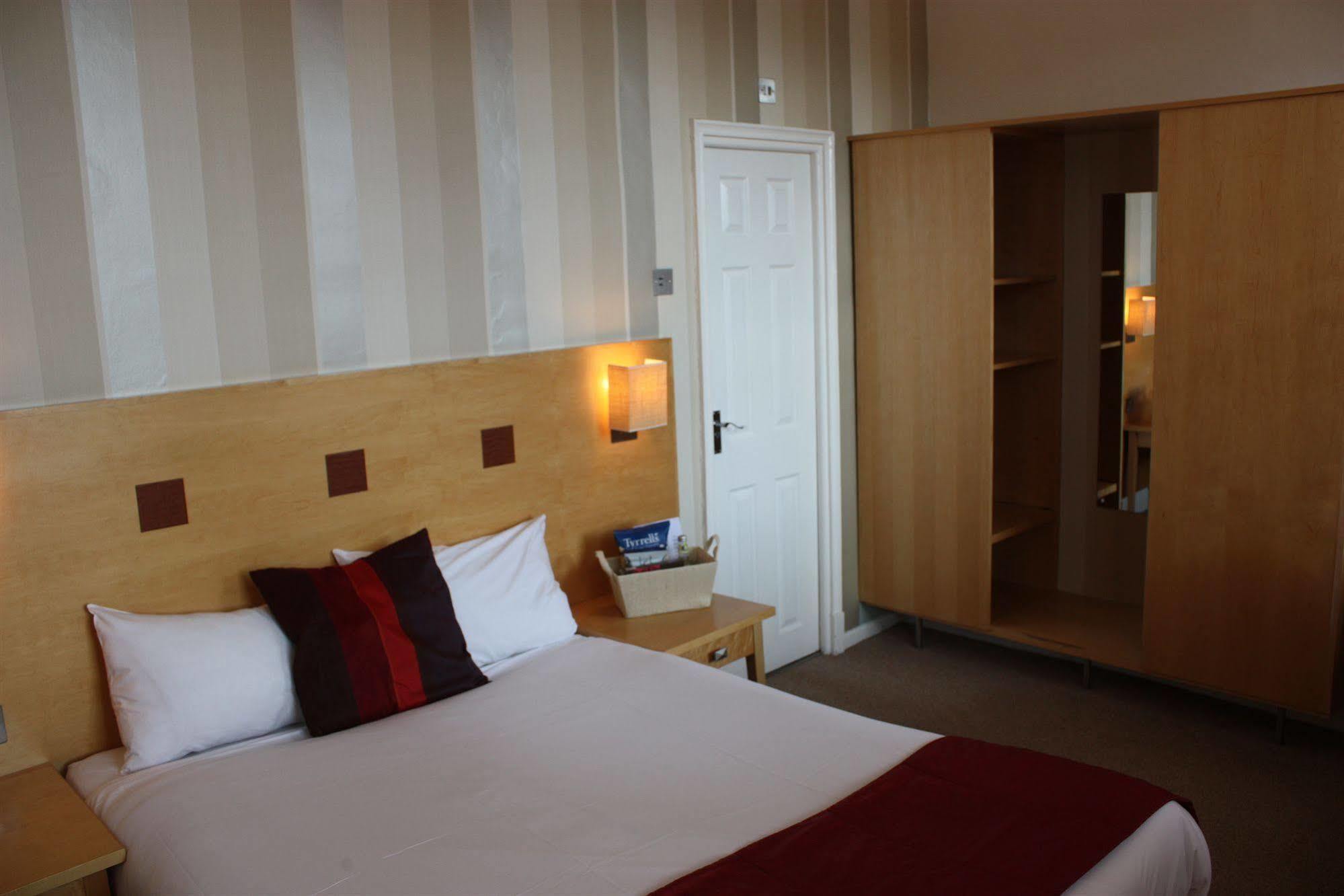 The Warwick Arms Hotel Buitenkant foto