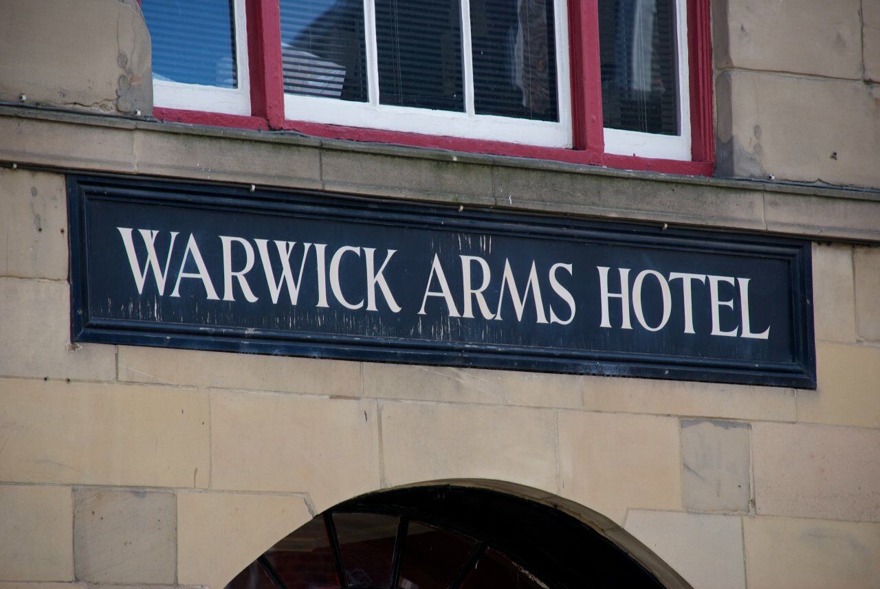The Warwick Arms Hotel Buitenkant foto